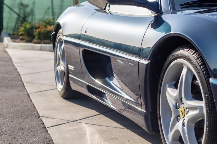 Детали экстерьера Ferrari F355 Spider 1995 года  (фото 50 из 149)